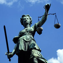 220justizia-gericht-waage-symbolbild-AdobeStock_25486981.jpg