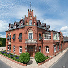 Deckers steigt bei Schloss Vaux auf